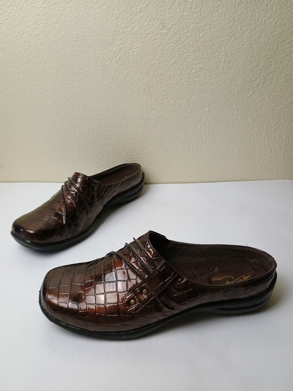 easy street 10WW Brown Croc-Embossed Slip-On Mules